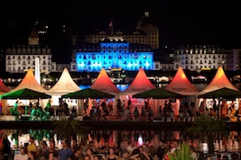 Blueballs, farbenfrohe Kulisse am Europaplatz beim KKL, Blickrichtung Hotel Schweizerhof Blueballs, farbenfrohe Kulisse am Europaplatz beim KKL, Blickrichtung Hotel Schweizerhof